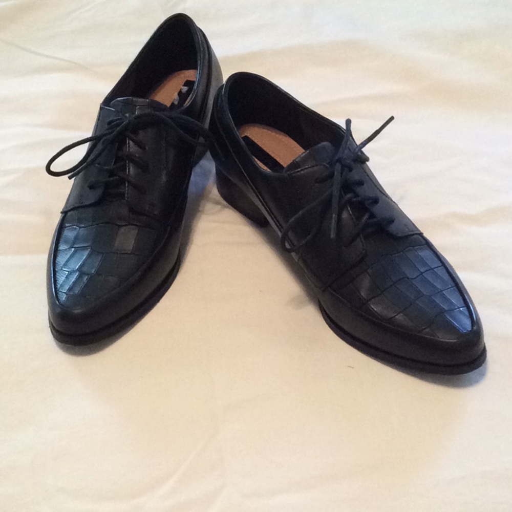 NWOT- Black Tahari lace up shoe